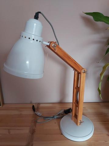 Mooie NIEUWE bureau lamp, verstelbaar in wit metaal met hout beschikbaar voor biedingen