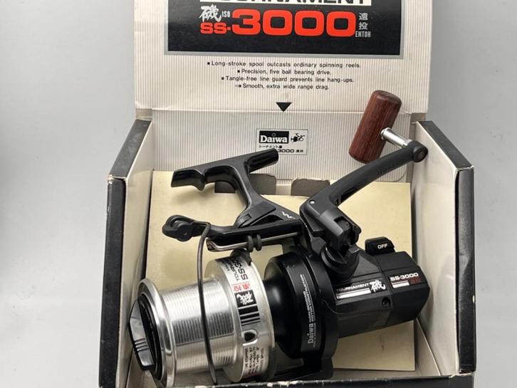 Gezocht! **Daiwa Whisker Tournament SS3000**, Watersport en Boten, Hengelsport | Karpervissen, Zo goed als nieuw, Molen, Ophalen
