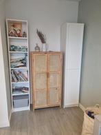 Houten kast met rotan, Ophalen