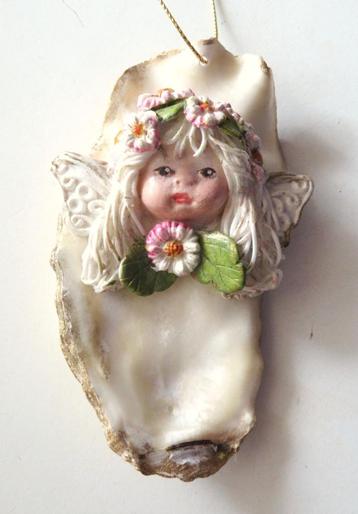 Kersthanger / Kerstbal: Engel op oesterschelp  ( handmade ) beschikbaar voor biedingen