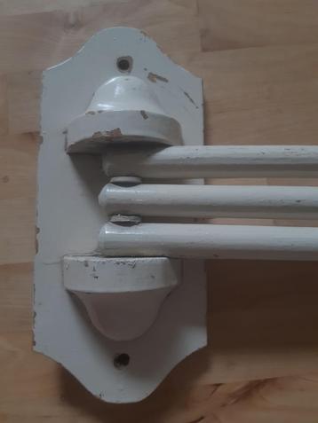 Vintage draaibare houten handdoekhouder beschikbaar voor biedingen