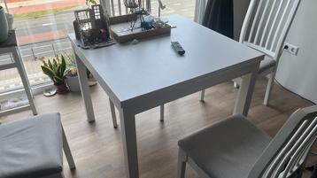 Uitschuifbare tafel met 4 stoelen beschikbaar voor biedingen