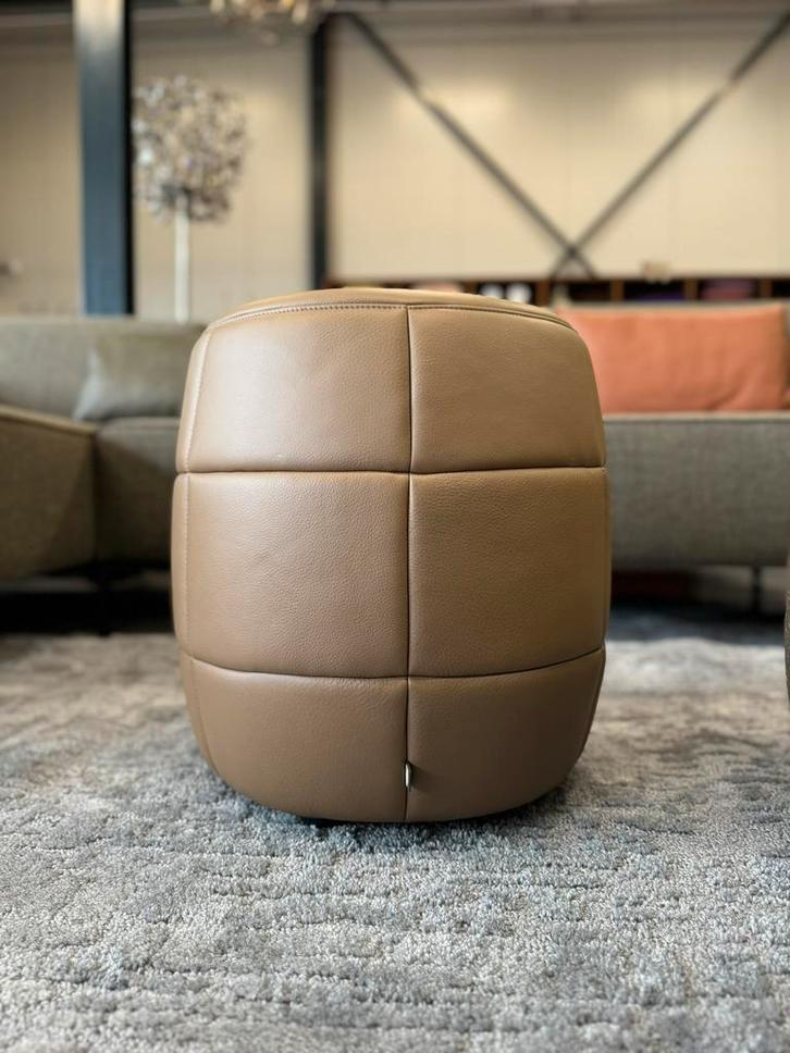 Nieuw Design on Stock Barrell 45 Loxton Dessert leer Poef, Huis en Inrichting, Banken | Voetenbanken en Poefen, Nieuw, Rond, Leer