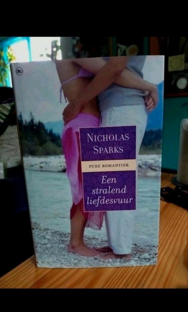 Nicholas Sparks - Een stralend liefdesvuur, Boeken, Romans, Zo goed als nieuw, Ophalen of Verzenden