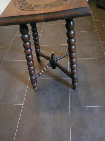 Houten bijzettafel met gedraaide poten beschikbaar voor biedingen