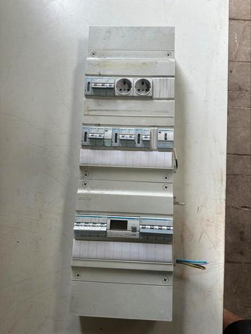 Hager verdeelkast -uitgerust met automaten, KWh-meter beschikbaar voor biedingen