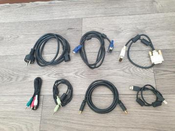 Veel verschillende kabels voor PC / TV / diverse beschikbaar voor biedingen