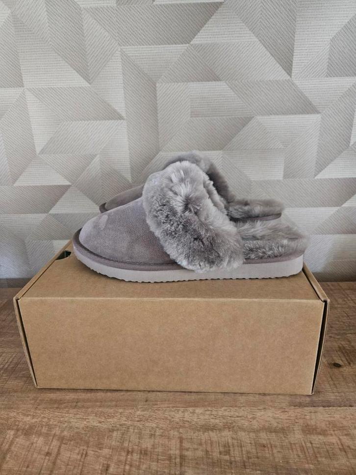 Sloffen van schapenvacht maat 40, Kleding | Dames, Schoenen, Nieuw, Pantoffels of Sloffen, Grijs, Ophalen of Verzenden