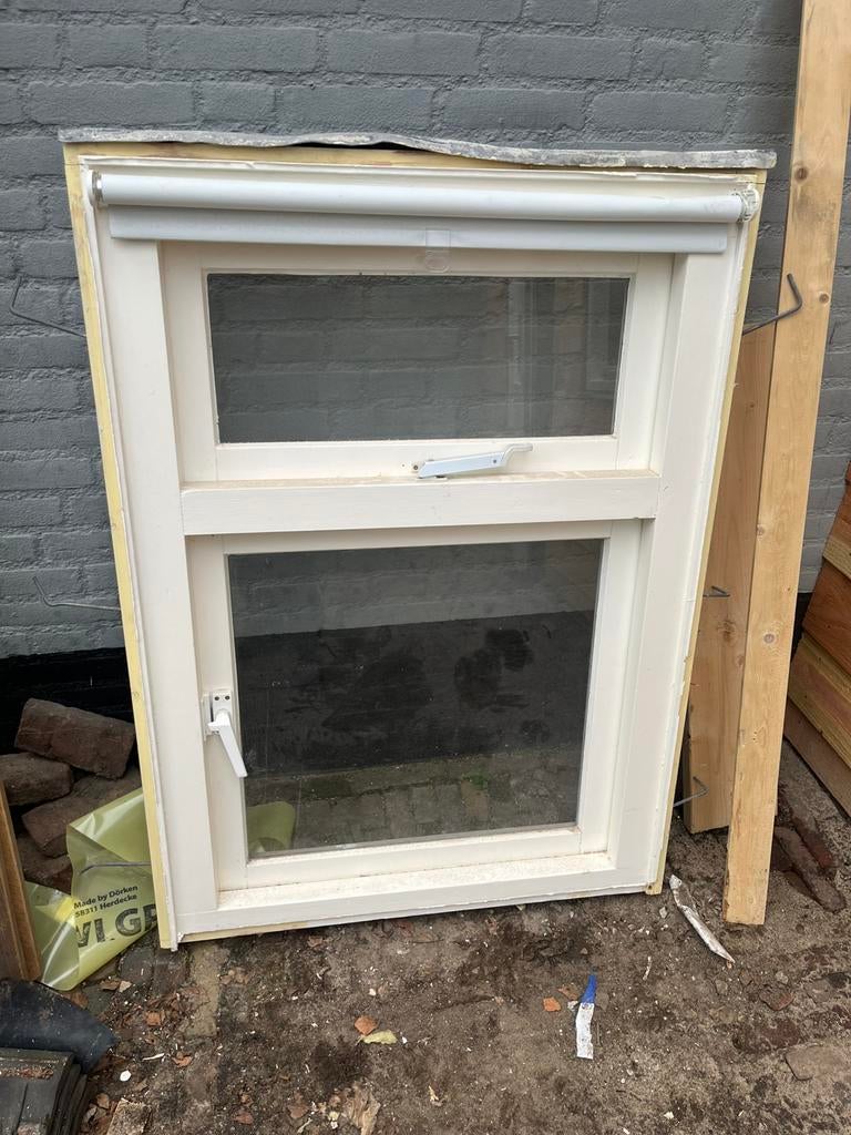 Raam met kozijn en rolgordijn, Raamkozijn, Zo goed als nieuw, Hout, Ophalen