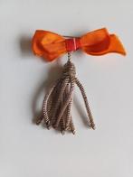 bevrijding oranje speldje strikje met zilver kleurige kwast, Ophalen of Verzenden, Nederland, Embleem of Badge