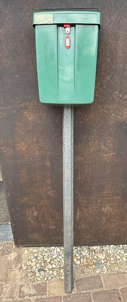 PTT brievenbus (orgineel) met paal en slot (Friso Kramer), Tuin en Terras, Brievenbussen, Gebruikt, Staande brievenbus, Kunststof