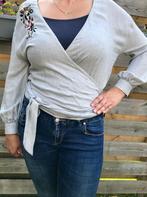 Omslag blouse met applicatie (Stradivarius) NIEUW, Maat 38/40 (M), Nieuw, Ophalen of Verzenden, Grijs