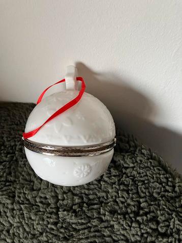 Villeroy &Boch sierdoosje met ster erin beschikbaar voor biedingen