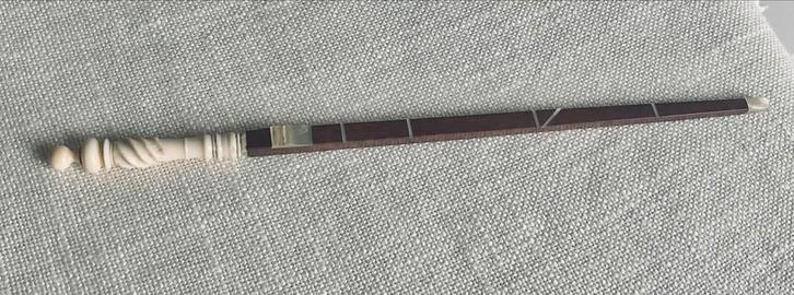 Zeer zeldzaam kantmaatje: kwart el (17 cm) met speldenkoker, Antiek en Kunst, Antiek | Gereedschap en Instrumenten, Ophalen of Verzenden