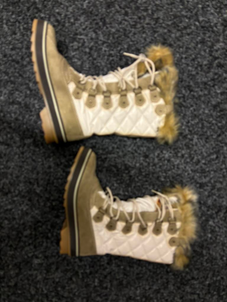 Nieuw beige creme snowboots merk Pier One maat 37, Beige, Snowboots, Nieuw, Ophalen of Verzenden