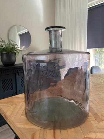 Glazen vaas beschikbaar voor biedingen