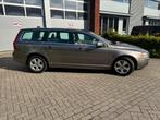 V70 2.5T Momentum BluetoothTelefoon Automaat Navi ParkeerV&A, Auto's, Volvo, 1800 kg, 2521 cc, 1567 kg, 92 €/maand