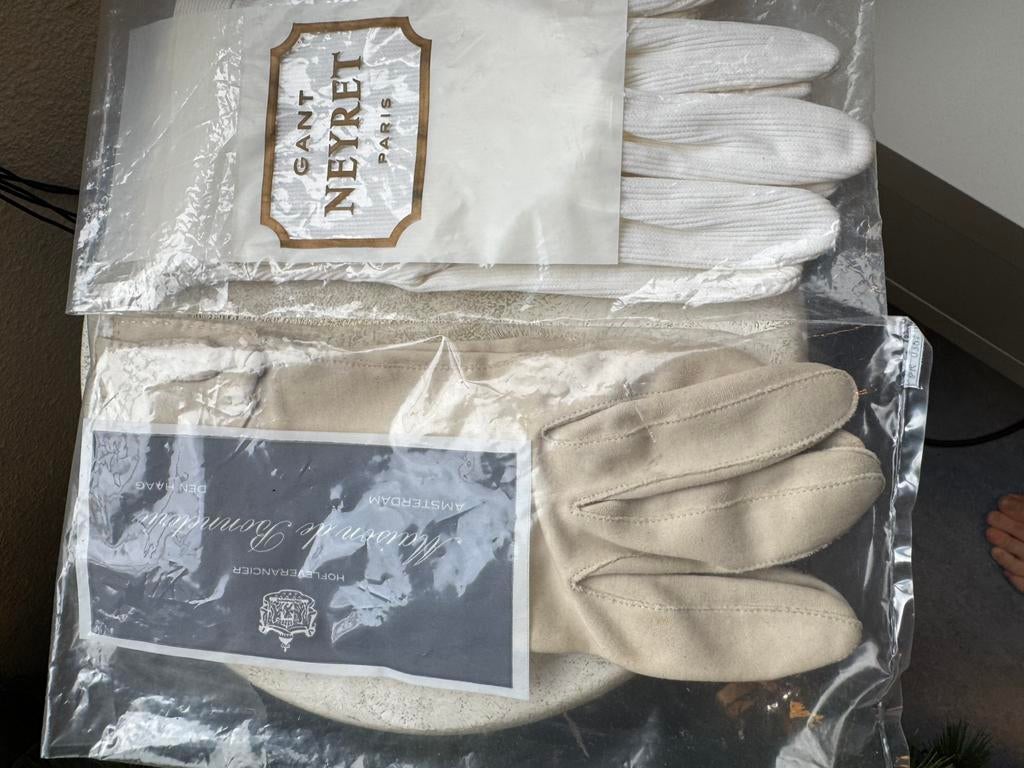 two pairs of vintage gloves, Kleding | Dames, Verzenden, Zo goed als nieuw, Sjaal