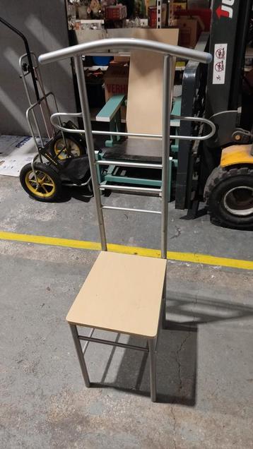 Valet stoel/Dressboy beschikbaar voor biedingen