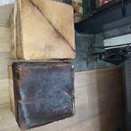 2 houten krukjes met vacht, Ophalen, Zo goed als nieuw, Hout