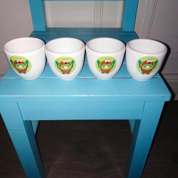 Kiwi schaaltjes en zespri kom om Kiwi's te serveren en eten, Huis en Inrichting, Keuken | Servies, Gebruikt, Kom(men), Overige stijlen