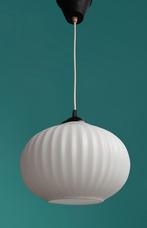 Vintage hanglamp, geribbeld opaalglas,  wit, Huis en Inrichting, Lampen | Hanglampen, Gebruikt, Vintage, Ophalen of Verzenden