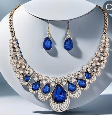 Collier + oorbellen met koningsblauwe steentjes beschikbaar voor biedingen