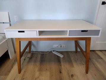 Woood bureau Nikki beschikbaar voor biedingen