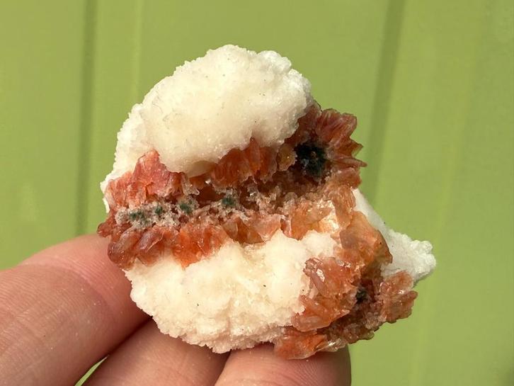 Mordeniet op rode Stilbiet cluster ruw mineralen, Verzamelen, Mineralen en Fossielen, Mineraal, Ophalen of Verzenden