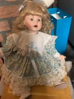 Oude Porseleinen Pop met Bloemenjurk - Ca. 40 Jaar Oud, Verzamelen, Poppen, Ophalen of Verzenden, Gebruikt, Pop