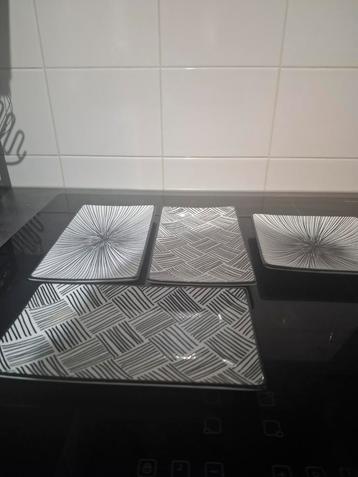 Set van 4 moderne zwart-wit serveerschaaltjes beschikbaar voor biedingen