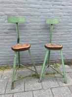 Twee industriële antieke krukken metaal met houten zitting, Ophalen, Gebruikt, Metaal