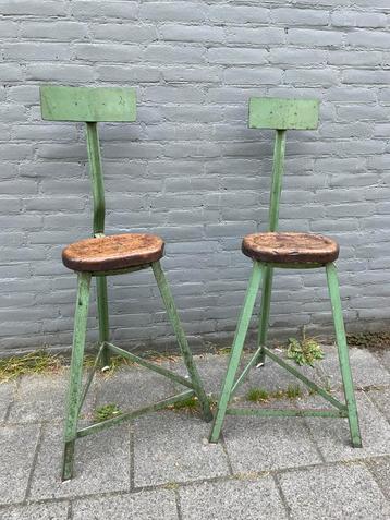 Twee industriële antieke krukken metaal met houten zitting beschikbaar voor biedingen