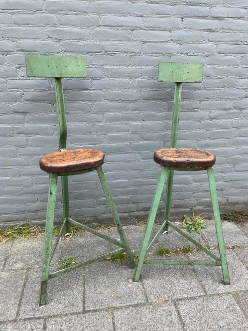 Twee industriële antieke krukken metaal met houten zitting, Huis en Inrichting, Barkrukken, Gebruikt, Metaal, Ophalen