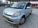 Daihatsu Sirion 2 1.0-12V Premium 86DKM MET NAP NIEUWE APK, Auto's, Daihatsu, Voorwielaandrijving, Stof, Gebruikt, Bedrijf