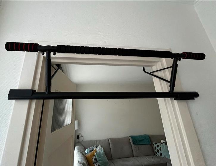 Pull-up bar voor deurpost - veilig en makkelijk op te bergen, Huis en Inrichting, Woonaccessoires | Kapstokken, Nieuw, Overige typen