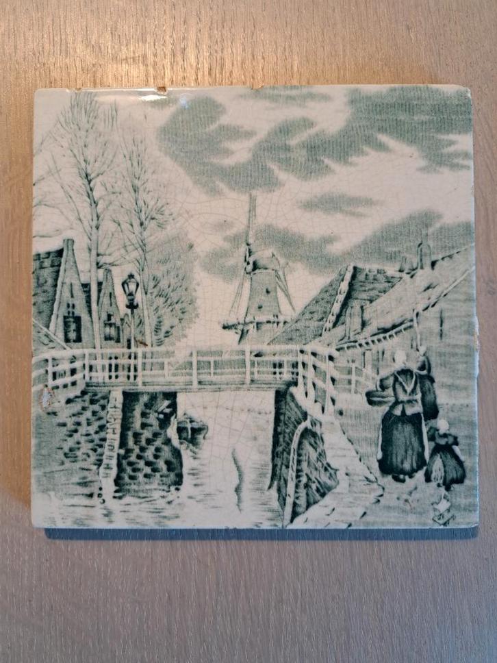 Antieke Tegel NL landschap met Molen en Brug, Antiek en Kunst, Antiek | Wandborden en Tegels, Ophalen of Verzenden