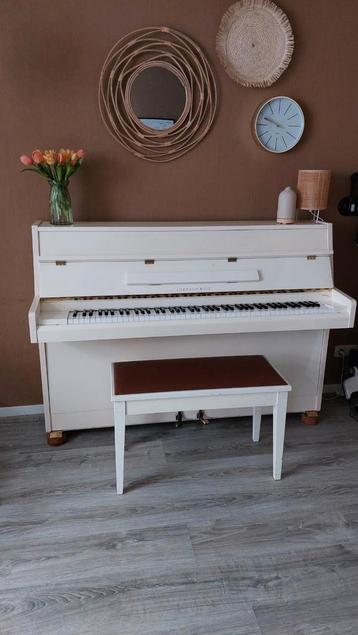 Witte Lordson & co piano beschikbaar voor biedingen