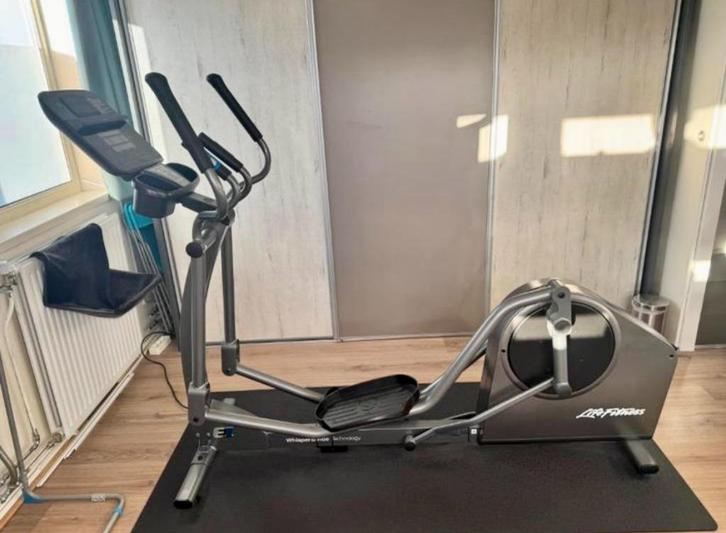 Life Fitness E1 Crosstrainer met Track Connect console, Sport en Fitness, Fitnessapparatuur, Zo goed als nieuw, Crosstrainer, Benen