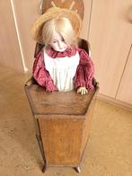 Antieke Kakstoel/Kinderstoel met Pop en Kastje Hout Speelgoe, Ophalen of Verzenden