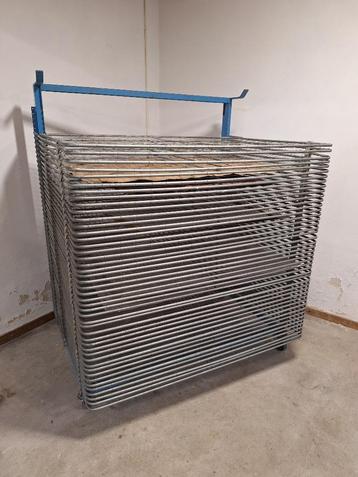 Groot metalen droogrek met 45 leggers beschikbaar voor biedingen
