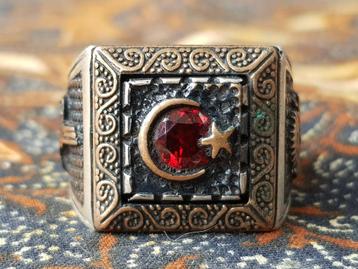 Mooie antieke Oosterse ring van 925 zilver met een steen. beschikbaar voor biedingen