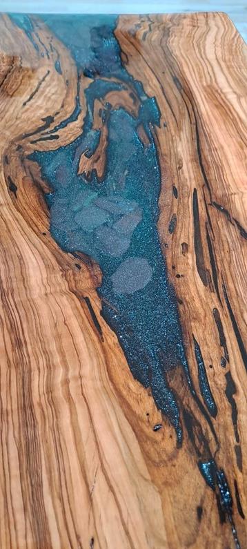 Olijfhouten bijzettafel met epoxy beschikbaar voor biedingen