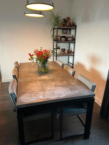 Betonnen Eettafel en eetstoelen (Industrieel) beschikbaar voor biedingen