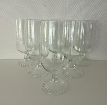 6 vintage glazen met mooie geslepen stervoet beschikbaar voor biedingen