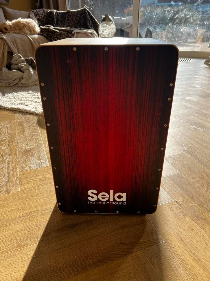 Sela SE 042 CaSela Red Dragon cajon - Zo goed als nieuw!, Muziek en Instrumenten, Percussie, Zo goed als nieuw, Trommel, Ophalen