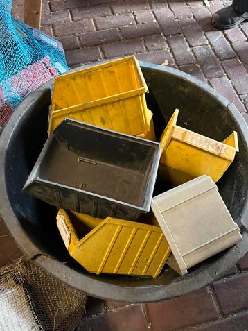 Bewaar / sorteer dozen voor schroeven ed beschikbaar voor biedingen