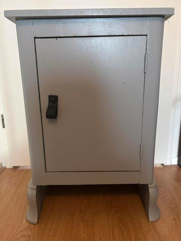 Brocante grijs geverfd nachtkastje.
