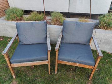 Twee tuinstoelen met antraciete kussens beschikbaar voor biedingen