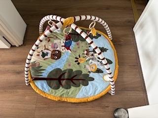 Speelkleed met bogen en speeltjes beschikbaar voor biedingen